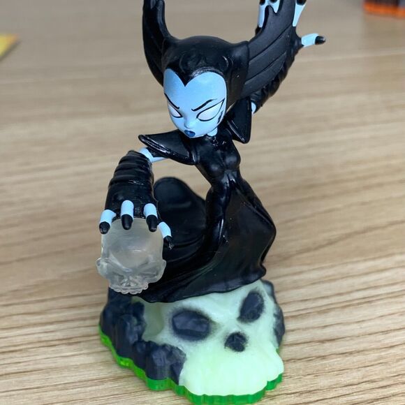 Skylanders Lot of 3 Hex , Boomer and Crusher Figures and Matching Cards - Picture 6 of 11